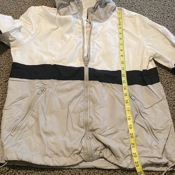 Lightweight Zip Up Windbreaker Jacket Size Medium in Like New Condition - Picture 6 of 8